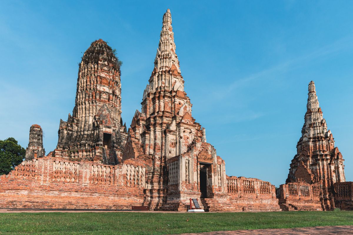 Las torres prang de piedra de Wat Chaiwatthanaram, en Ayutthaya