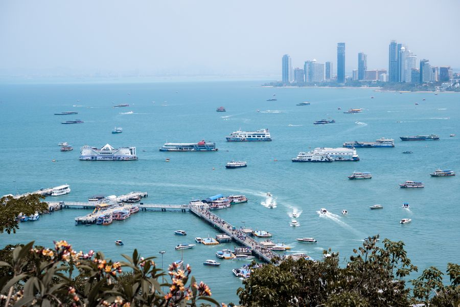 La bah&iacute;a de Pattaya con embarcaciones y los edificios de la ciudad al fondo