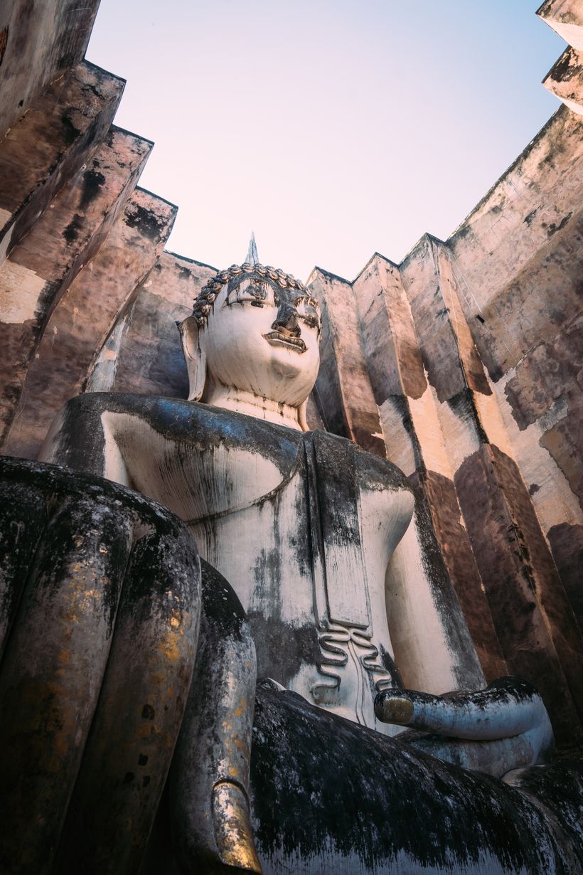 Gran Buda de piedra entre las ruinas del parque histórico de Sukhothai
